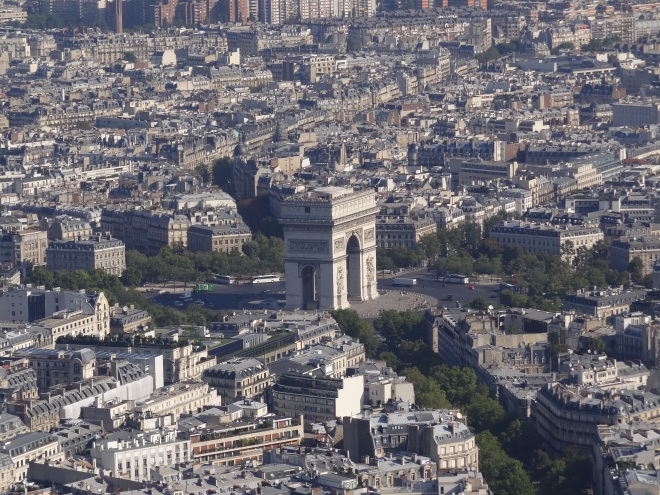 Zoomed photo of the Arc De Triomphe